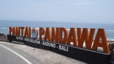 Pantai Pandawa adalah salah satu destinasi wisata yang terkenal di Desa Kutuh, Bali, karena keindahan alamnya yang memukau. Garis pantai yang panjang dan pasir putih yang lembut membuat tempat ini menjadi surga bagi para pencinta pantai.