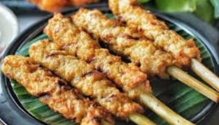 Sate Lilit adalah varian sate makanan khas Bali yang terbuat dari daging cincang, biasanya daging ikan, ayam, atau babi, yang dicampur dengan kelapa parut, bumbu rempah, dan daun jeruk.