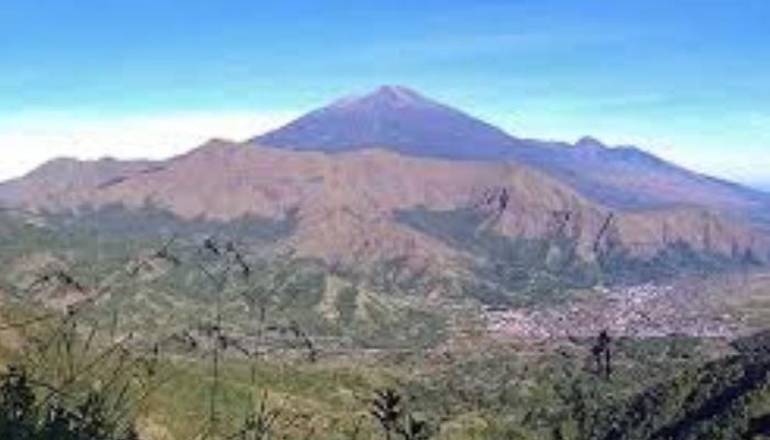 Bukit Nanggi terletak di ketinggian sekitar 2.300 meter di atas permukaan laut, menjadikannya sebagai salah satu titik tertinggi di kawasan tersebut.