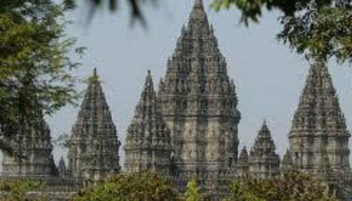 Candi Prambanan adalah kompleks candi Hindu terbesar di Indonesia, terletak di perbatasan antara Provinsi Jawa Tengah dan Yogyakarta. Dikenal juga sebagai Candi Rara Jonggrang, candi ini dibangun pada abad ke-9 Masehi oleh raja-raja dari Dinasti Sanjaya.