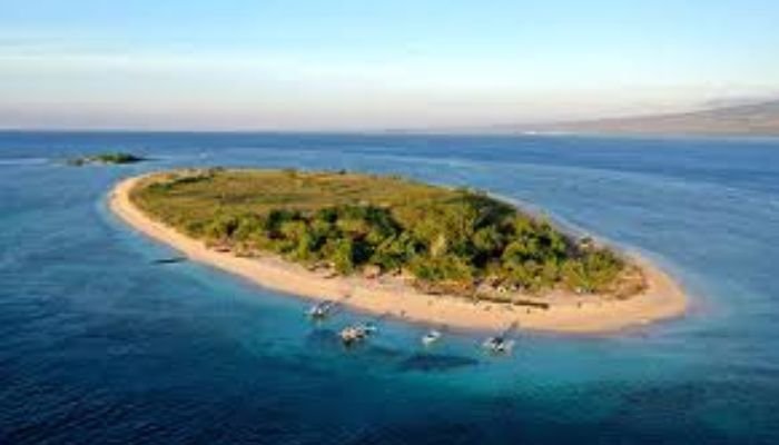 Gili Kondo terletak di Kabupaten Lombok Timur, tepatnya di bagian timur laut Pulau Lombok. Gili ini bisa dicapai dari Desa Sambelia dengan perahu kecil selama kurang lebih 15-20 menit.