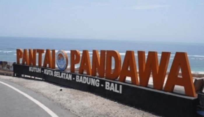 Pantai Pandawa juga dikenal sebagai “Pantai Rahasia” karena lokasinya yang dulunya tersembunyi di balik tebing-tebing kapur yang tinggi.