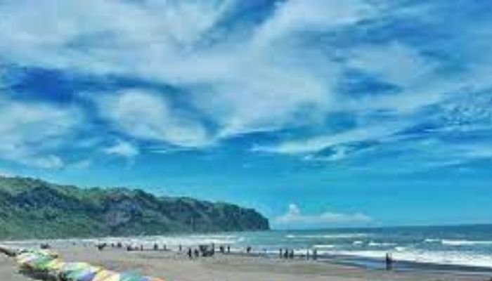 Pantai Parangtritis adalah salah satu tempat wisata di jogja paling Terletak sekitar 27 km di selatan Kota Yogyakarta, pantai ini terkenal karena pemandangannya yang indah, pasir hitam vulkanik, serta ombak yang kuat.